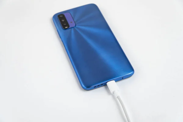 Típusú Usb Kábelhez Csatlakoztatott Kék Mobiltelefon Töltés — Stock Fotó