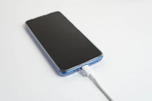 Niebieski Telefon Komórkowy Podłączony Kabla Usb Typu Ładowanie — Zdjęcie stockowe