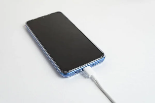 Blå Mobiltelefon Tilsluttet Usb Kabel Type Opladning - Stock-foto