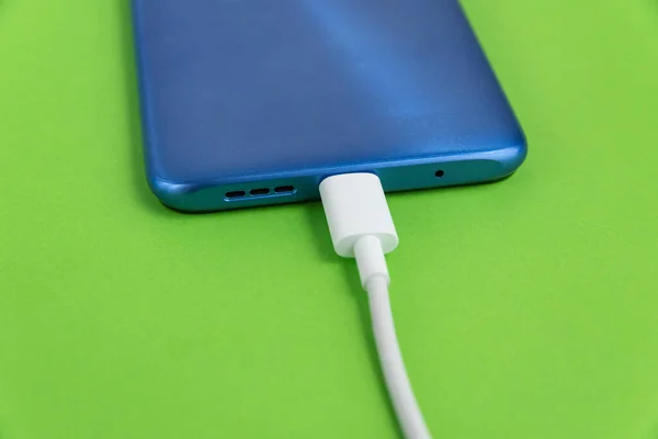 Blå Mobiltelefon Ansluten Till Usb Kabel Typ Laddning — Stockfoto
