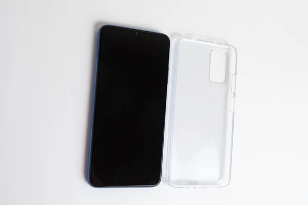 Zole Edilmiş Beyaz Arkaplan Üzerinde Şeffaf Kapaklı Yeni Cep Telefonu — Stok fotoğraf