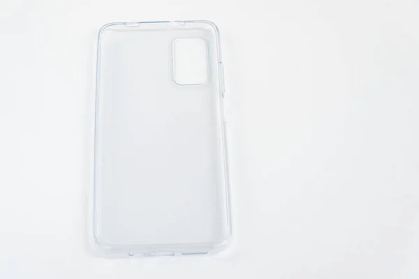 隔離された白い背景に新しい透明携帯電話カバー — ストック写真