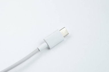 Beyaz izole arkaplan üzerinde USB kablo tipi C