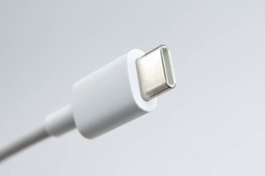 Beyaz izole arkaplan üzerinde USB kablo tipi C
