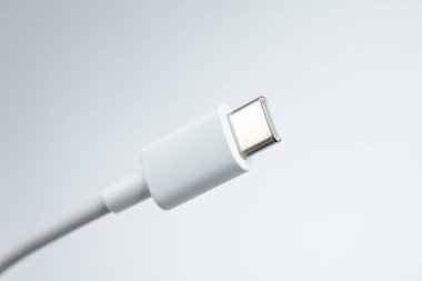 Beyaz izole arkaplan üzerinde USB kablo tipi C