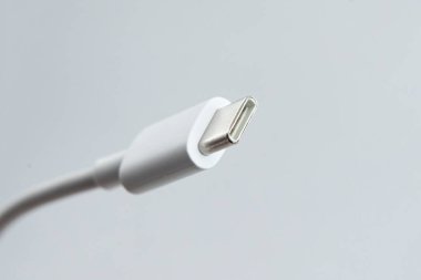 Beyaz izole arkaplan üzerinde USB kablo tipi C