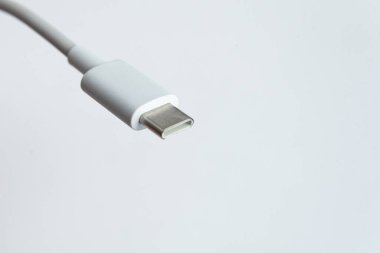 Beyaz izole arkaplan üzerinde USB kablo tipi C