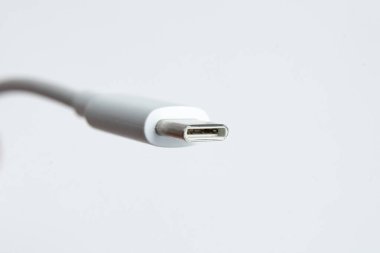 Beyaz izole arkaplan üzerinde USB kablo tipi C