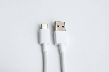 Beyaz izole arkaplan üzerinde USB kablo tipi C