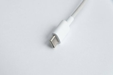 Beyaz izole arkaplan üzerinde USB kablo tipi C