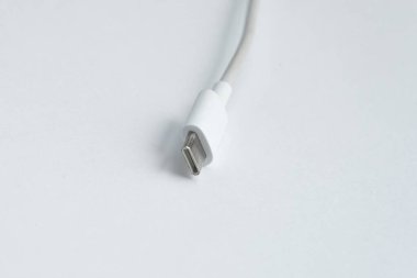 Beyaz izole arkaplan üzerinde USB kablo tipi C
