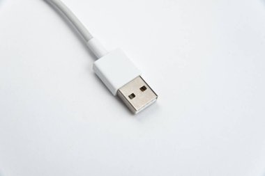 Beyaz izole arkaplan üzerinden USB kablosu