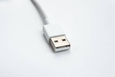 Beyaz izole arkaplan üzerinden USB kablosu