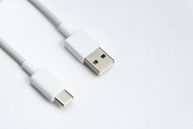 Beyaz izole arkaplan üzerinde USB kablo tipi C