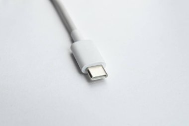 Beyaz izole arkaplan üzerinde USB kablo tipi C