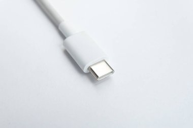 Beyaz izole arkaplan üzerinde USB kablo tipi C