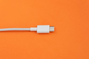 Turuncu arkaplan üzerinde USB kablo tipi C