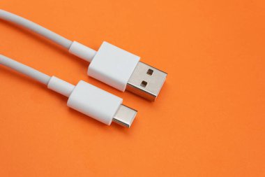 Turuncu arkaplan üzerinde USB kablo tipi C