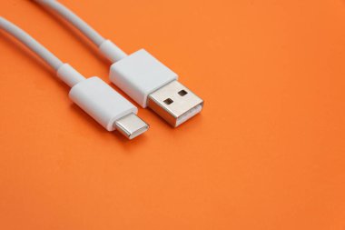 Turuncu arkaplan üzerinde USB kablo tipi C