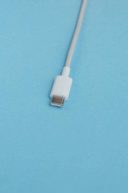 Mavi arkaplan üzerinde USB kablo tipi C