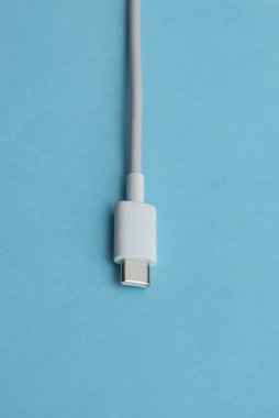Mavi arkaplan üzerinde USB kablo tipi C