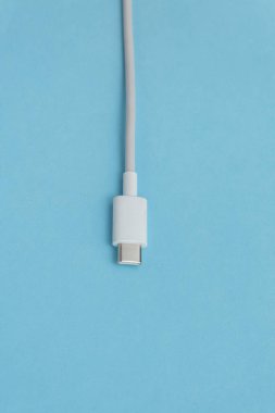Mavi arkaplan üzerinde USB kablo tipi C