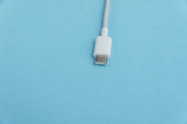 Mavi arkaplan üzerinde USB kablo tipi C