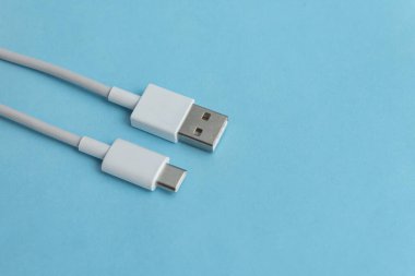 Mavi arkaplan üzerinde USB kablo tipi C