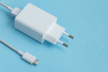 Şarj ve USB kablosu mavi arkaplan üzerinde C tipi