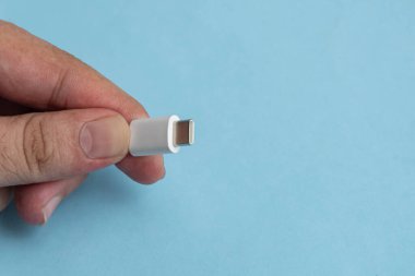 Mavi arkaplan üzerinde USB kablo tipi C