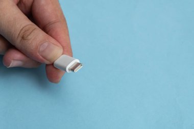 Mavi arkaplan üzerinde USB kablo tipi C