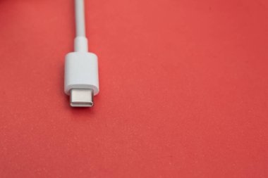 Kırmızı arkaplan üzerinde USB kablo tipi C
