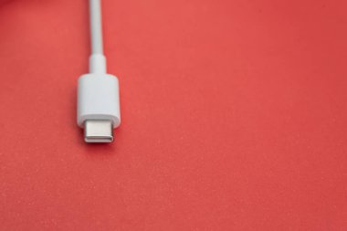 Kırmızı arkaplan üzerinde USB kablo tipi C