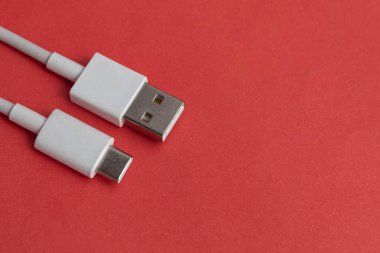 Kırmızı arkaplan üzerinde USB kablo tipi C