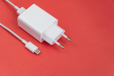 Kırmızı arkaplan üzerinde şarj ve USB kablo tipi C