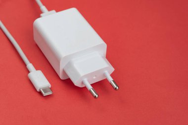 Kırmızı arkaplan üzerinde şarj ve USB kablo tipi C