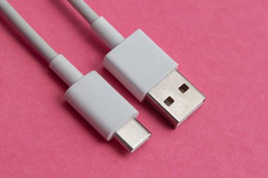 Pembe arkaplan üzerinde USB kablo tipi C