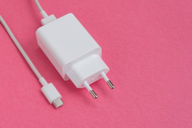 Pembe arkaplan üzerinde şarj ve USB kablo tipi C