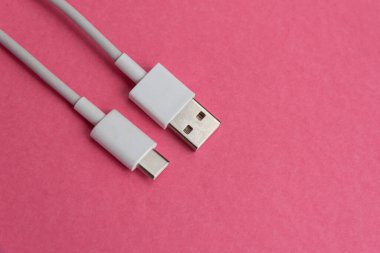 Pembe arkaplan üzerinde USB kablo tipi C
