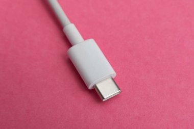 Pembe arkaplan üzerinde USB kablo tipi C