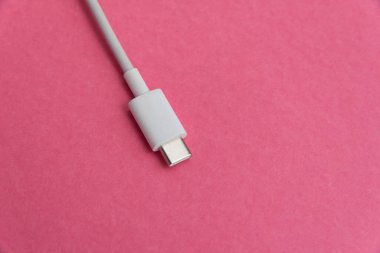 Pembe arkaplan üzerinde USB kablo tipi C