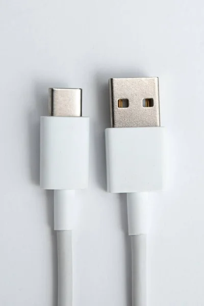 Beyaz izole arkaplan üzerinde USB kablo tipi C