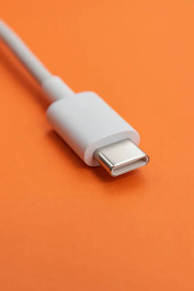 橙色背景上的Usb电缆C型 — 图库照片
