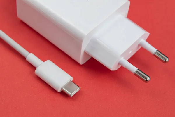 Kırmızı arkaplan üzerinde şarj ve USB kablo tipi C