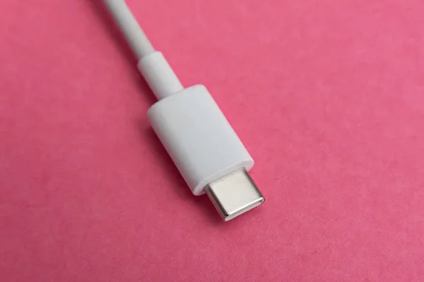 粉色背景上的Usb电缆C型 — 图库照片