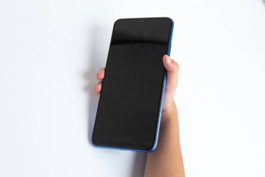 Cep telefonunu beyaz arkaplan üzerinde tutan çocuk