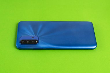 Renkli arkaplan üzerinde yeni cep telefonu