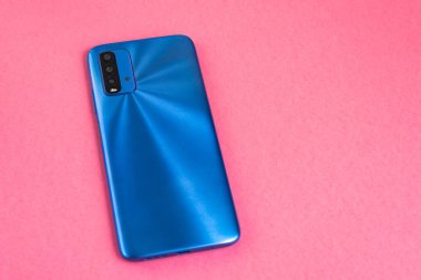 Renkli arkaplan üzerinde yeni cep telefonu