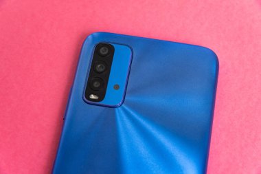 Renkli arkaplan üzerinde yeni cep telefonu