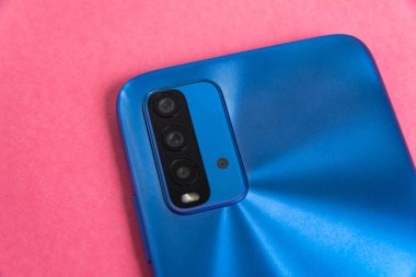 Renkli arkaplan üzerinde yeni cep telefonu